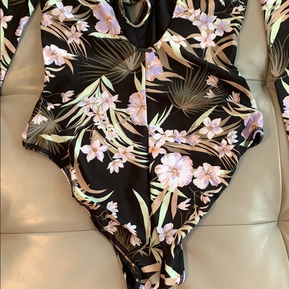 Volcom swimwear bodysuit - Picture 8 of 10